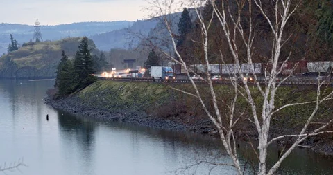 Traffic On Interstate Eighty Four Next To Columbia River With Birth Tree 스톡 동영상 129395194