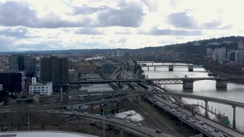 Traffic on interstate freeway during rush hour in Portland Oregon. Vídeo Stock 218412988