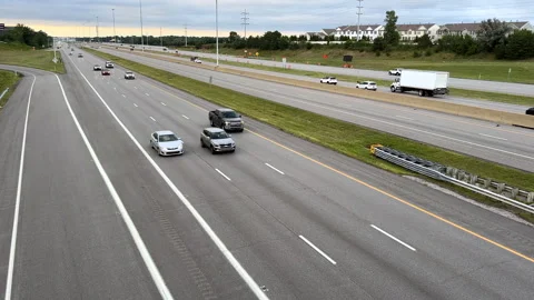 Traffic on interstate highway I-271 seen from Chagrin Boulevard. Vídeo Stock 315293436
