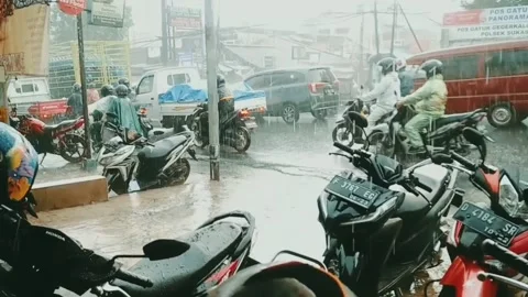 Traffic jam is accompanied by heavy rain 動画素材 200796642