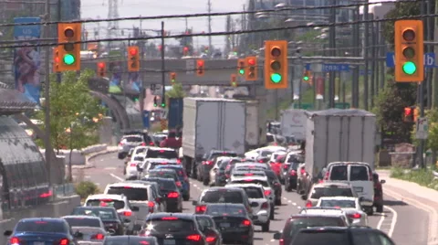 Traffic jam and gridlock on severe hot day with heat waves rising from pavement Видео 51602899