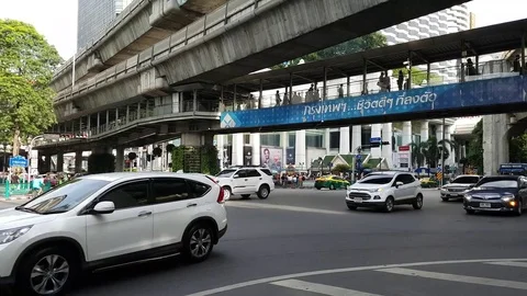 Traffic jam during weekend at Ratchaprasong junction Vídeo Stock 82467138