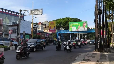 Traffic jam at the intersection of traffic lights. East Java - October 1, 2025 스톡 동영상 323328806