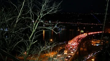 A Traffic jam at night on an overpass bridge near downtown Video stock 86003898