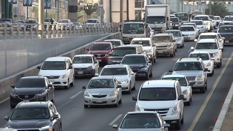 Traffic jam rush hour commute in downtown Riyadh, infrastructure Saudi Arabia Vidéo 125920118