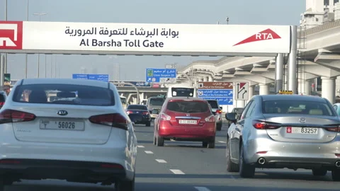 Traffic Jam on Sheikh Zayed Road Dubai UAE, Al Barsha Toll Gate Sign and Vidéo 202014716