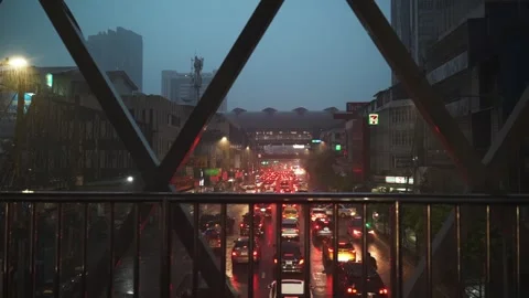 Traffic jam view from footbridge over the city road on a rainy night Видео 254800301