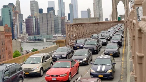 Traffic leaving the Brooklyn bridge 動画素材 91663518