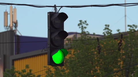 Traffic light on the background of the building and sky at the evening Video stock 132131915