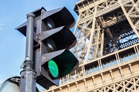 Traffic light on the background of the Eiffel Tower in Paris. France. Foto stock