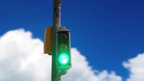 Traffic light with blue sky with Cloud Vidéo 277419369
