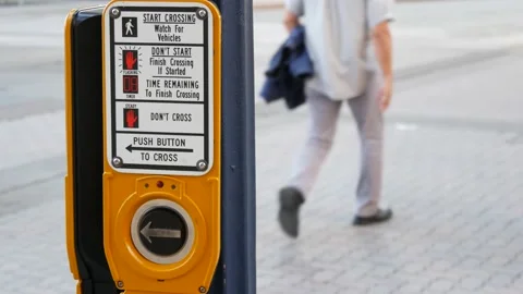 Traffic light button on pedestrian crosswalk, people have to push and wait Vidéo 137639353