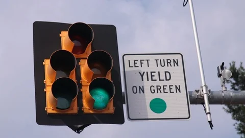 Traffic light centered green to red day time Stock Footage 92707467