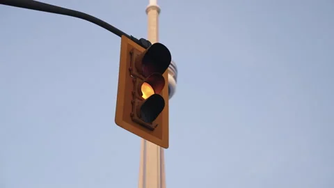 Traffic Light Changes From Amber to Red With CN Tower Behind Vídeo Stock 338165277