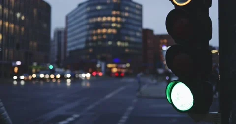 Traffic Light Changes from Red to Green on City Intersection. SLOW MOTION 4K. 스톡 동영상 140368919