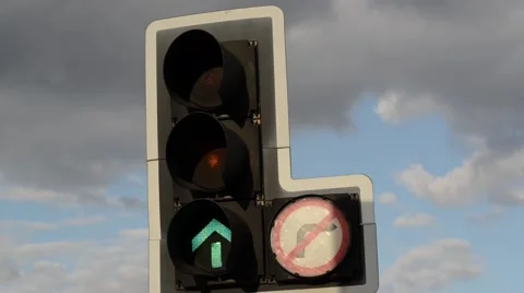 Traffic light changing from green to red united kingdom Stock Footage 48443215