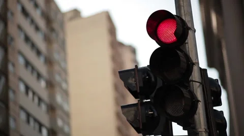 A traffic light changing from green to red. Видео 54263013