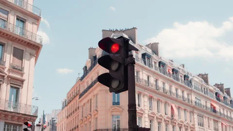Traffic light changing red to green in Paris street, 4K Видео 344683402
