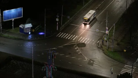 Traffic light controlled intersection with active traffic at night. Видео 312077617