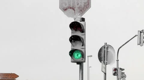 Traffic light during snowstorm Видео 45603751