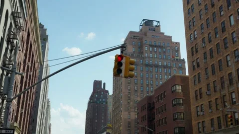 Traffic Light Glowing Red Above a Busy City Street in New York 库存影片 330986780