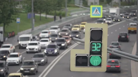 Traffic light from green to red in Moscow, Kremlin embankment. Road traffic Video stock 136190886