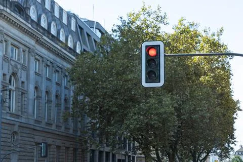 Traffic light at an intersection in the city Foto stock