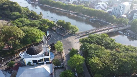 The traffic light intersection on Jalan Merdeka, Banjarmasin, is always bus.. Stock Footage 322081346