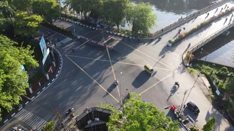 The traffic light intersection on Jalan Merdeka, Banjarmasin, is always bus.. Stock Footage 322081363