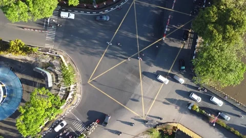 The traffic light intersection on Jalan Merdeka, Banjarmasin, is always bus.. Stock Footage 322081678