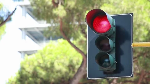 A traffic light regulating the city traffic, changing colors  Video stock 8564223