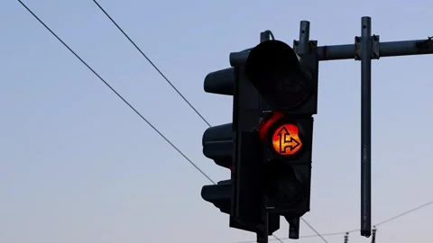 Traffic light signal changing from green to red Video stock 341954567