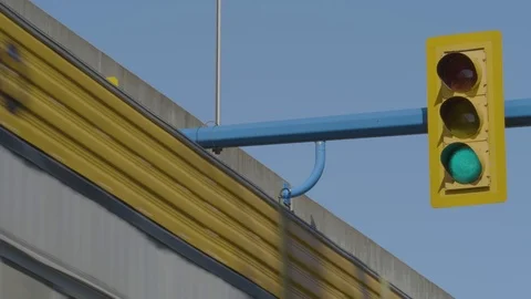 Traffic light with SkyTrain at the background. Видео 118266185