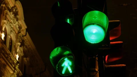 Traffic light switches from red to green in winter at night Видео 101405343