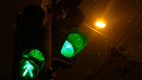 Traffic light switches from red to green in winter at night Видео 101405362