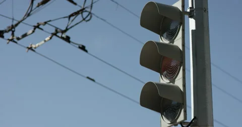 Traffic light switching from green to red Video stock 144536030