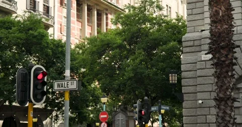 Traffic light is switching red to green while cycle is changing at WALE ST, Stock-Footage 342928793