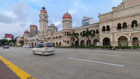 Traffic light trails in front of the historical Sultan Abdul Samad building Video stock 97245369