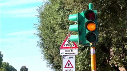 Traffic light turning yellow and red 動画素材 79799057