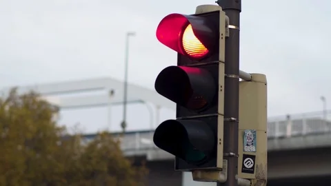 Traffic light turns green Vídeos de archivo 103855469