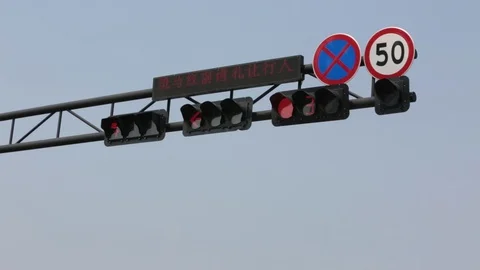 Traffic light. urban traffic light changes from green to red. 스톡 동영상 92679880