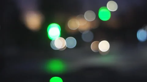 Traffic lights and auto headlights, reflection in a puddle, evening 스톡 동영상 170076176