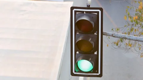 Traffic lights changes, cars passing in the background. Time lapse video. Video stock 259425446