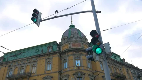 The traffic lights in the city Stock Footage 82728058