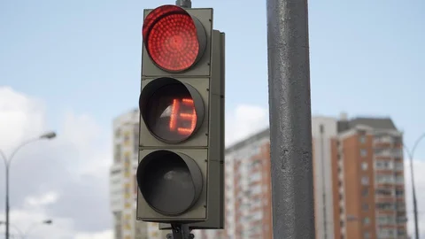 Traffic lights in empty Moscow during quarantine goes red and green Stock-Footage 128594702