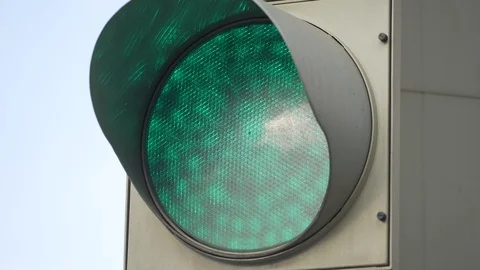 Traffic lights in empty Moscow during quarantine blink green Video stock 128594879