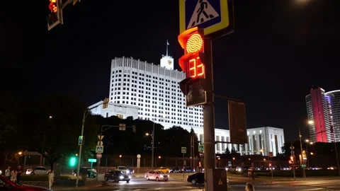 Traffic lights at the intersection in front of the Russian government building. Stock-Footage 130476547