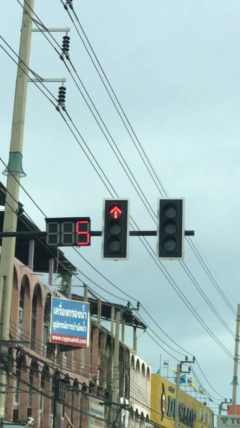 Traffic lights at the intersection have a countdown timer. 库存影片 138741517
