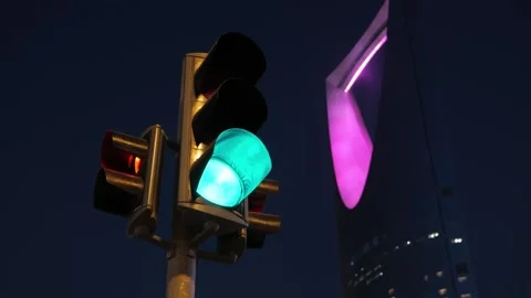 Traffic lights with Kingdom Tower in Riyadh, Saudi Arabia at night 動画素材 316553601