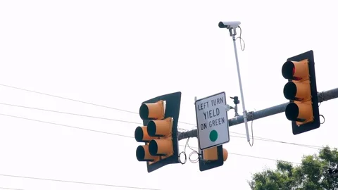 Traffic lights left framed with traffic cam red to green Vídeos de archivo 92704676